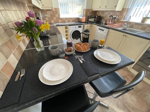 Cottage | Private kitchen | Fridge, dishwasher, cookware/dishes/utensils