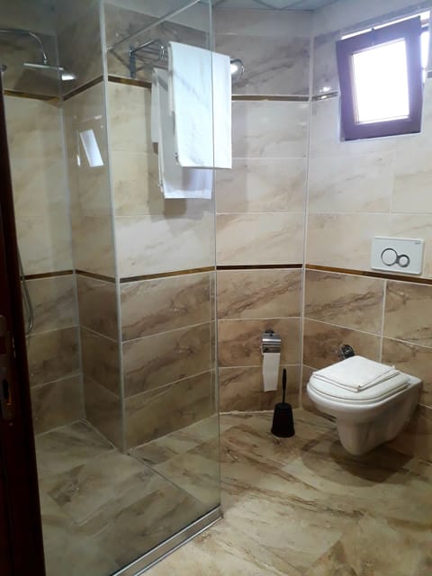 Elite Double Room | Bathroom | Rainfall showerhead, free toiletries, hair dryer, towels