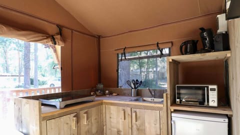 Lodgetent 5 | Private kitchen | Fridge, coffee/tea maker, cookware/dishes/utensils