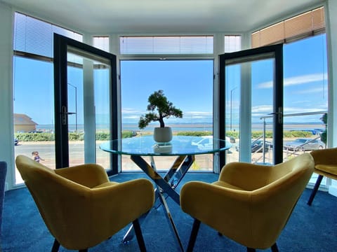 Luxury Apartment, 2 Bedrooms, Sea View | Living room | TV