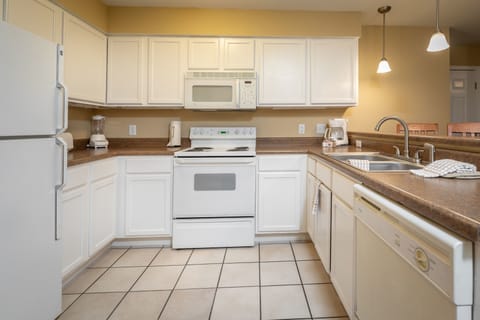 Standard Condo, 2 Bedrooms, Balcony | Private kitchen | Fridge, microwave, oven, stovetop