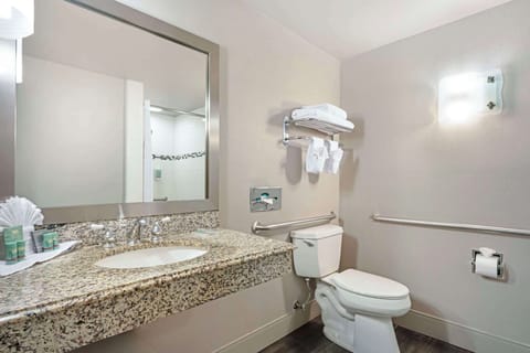 Standard Room, 1 King Bed, Accessible, Non Smoking | Bathroom | Combined shower/tub, free toiletries, hair dryer, towels