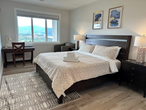 Luxury Room, 1 King Bed | Premium bedding, individually decorated, individually furnished, desk