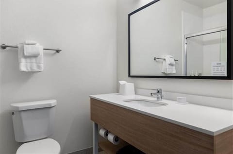 Combined shower/tub, spring water tub, free toiletries, hair dryer