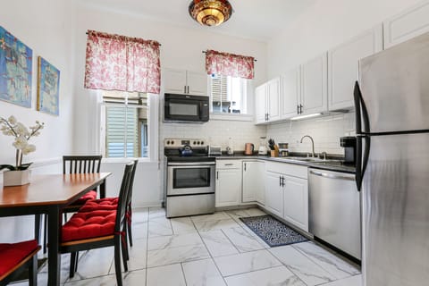 Family House, 4 Bedrooms, Balcony, City View | Private kitchen | Fridge, microwave, oven, stovetop