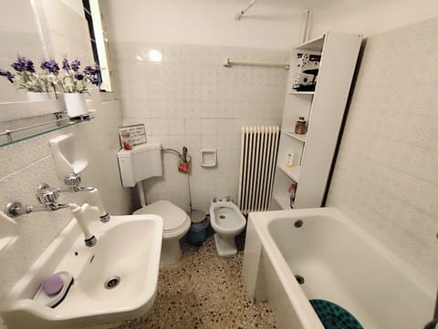 Bathtub, free toiletries, hair dryer, towels