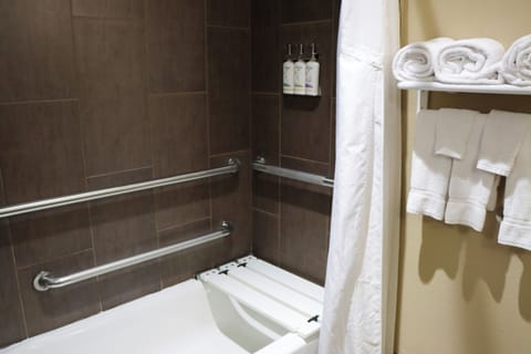 Standard Room, 1 King Bed, Accessible Bathtub (Mobility) | Bathroom | Free toiletries, hair dryer, towels, soap