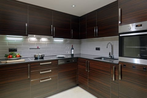 Suite, 1 Bedroom | Private kitchenette | Mini-fridge, coffee/tea maker, electric kettle