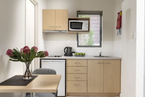 Studio | Private kitchenette | Fridge, microwave, electric kettle, cookware/dishes/utensils