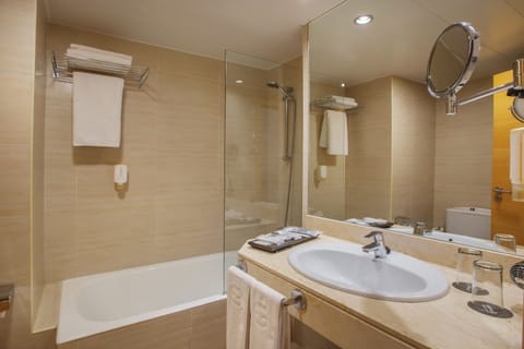 Combined shower/tub, free toiletries, hair dryer, towels