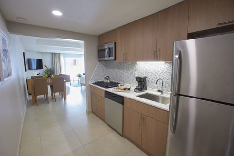 Studio Suite | Private kitchen | Fridge, microwave, coffee/tea maker