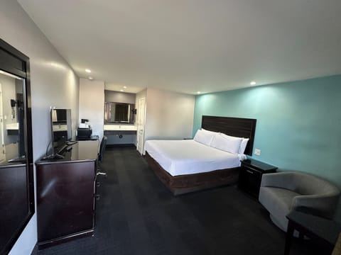 Deluxe Room, 1 King Bed, Non Smoking | In-room safe, individually decorated, individually furnished, desk