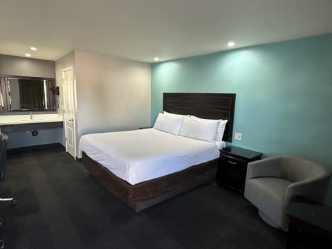 Deluxe Room, 1 King Bed, Non Smoking | In-room safe, individually decorated, individually furnished, desk