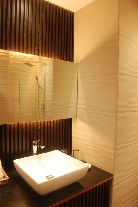 Business Studio Suite | Bathroom | Combined shower/tub, rainfall showerhead, hair dryer, towels