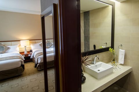 Deluxe Twin Room | Bathroom | Combined shower/tub, deep soaking tub, designer toiletries, hair dryer