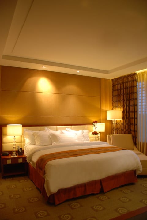 Deluxe Room | Premium bedding, down comforters, in-room safe, desk