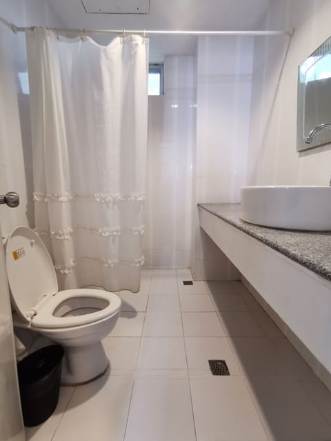 Suite Room | Bathroom | Shower, free toiletries, bidet, towels