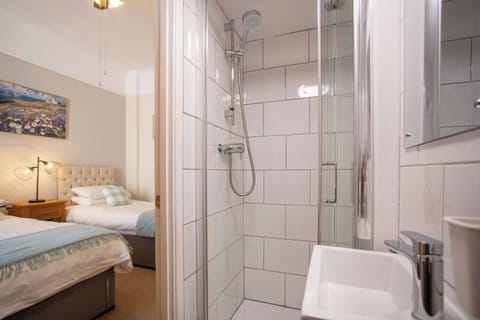 Twin Room | Bathroom | Shower, free toiletries, hair dryer, towels