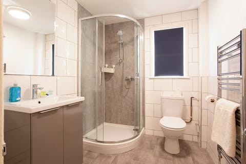 Traditional Double Room, Ensuite (Shower) | Bathroom | Shower, free toiletries, hair dryer, towels