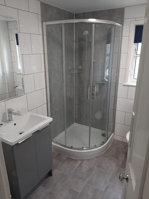 Traditional Double Room, Ensuite (Shower) | Bathroom | Shower, free toiletries, hair dryer, towels