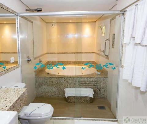 Studio Suite | Bathroom | Towels, soap, shampoo, toilet paper