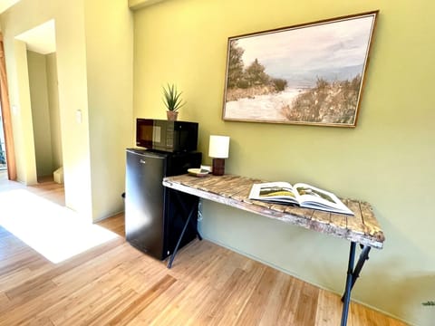 Deluxe Room, 1 Queen Bed, Mountain View | Individually decorated, individually furnished, laptop workspace