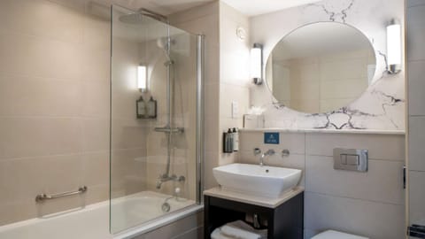 Combined shower/tub, free toiletries, hair dryer, towels