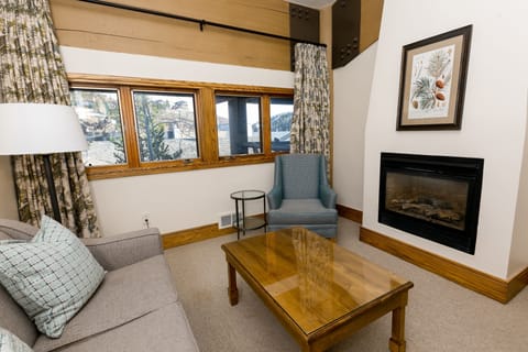 Suite, 3 Bedrooms | Living room | Fireplace