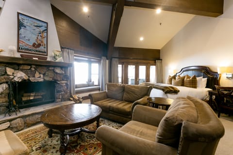 Suite, 3 Bedrooms | Living room | Fireplace