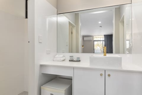 Deluxe Double Room | Bathroom | Shower, designer toiletries, hair dryer, towels