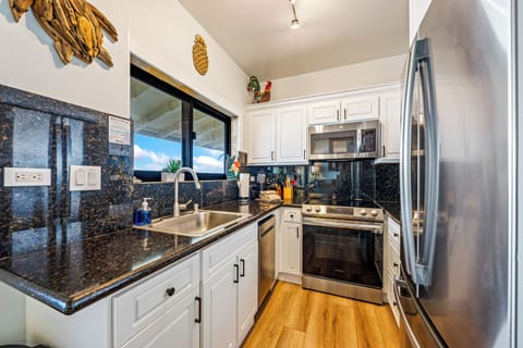 Deluxe Condo, 3 Bedrooms, Oceanfront | Private kitchen | Full-size fridge, microwave, oven, stovetop