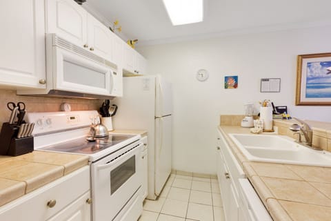 Suite, 1 Bedroom, Garden View | Private kitchen | Full-size fridge, microwave, oven, stovetop