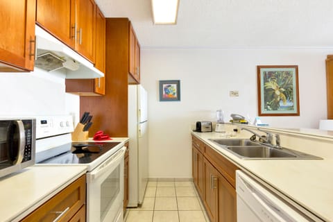 Suite, 1 Bedroom, Oceanfront | Private kitchen | Full-size fridge, microwave, oven, stovetop