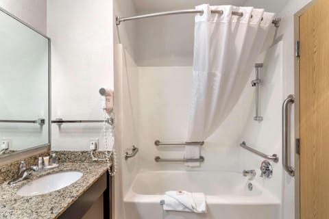 Combined shower/tub, free toiletries, hair dryer, towels