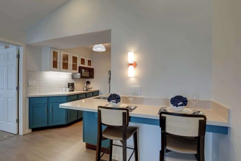 Full-size fridge, microwave, stovetop, dishwasher