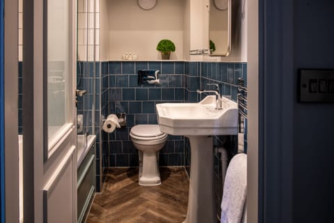 Junior Double Room | Bathroom | Free toiletries, hair dryer, bathrobes, slippers