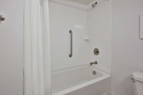 Combined shower/tub, hair dryer, towels