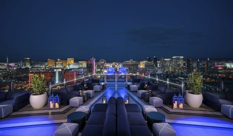 5 bars/lounges, 2 poolside bars