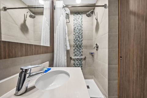 Standard Room, 1 Queen Bed | Bathroom | Shower, hair dryer, towels