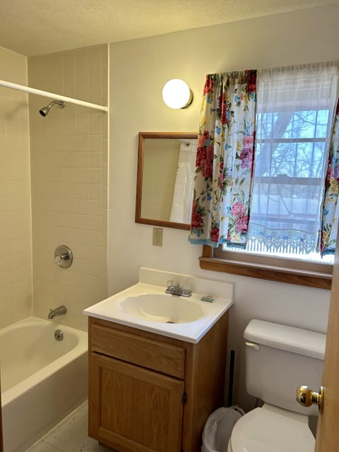 Deluxe Room, 2 Queen Beds, Pool View | Bathroom | Towels