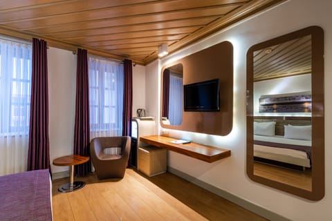 Family Room | Minibar, in-room safe, desk, free WiFi