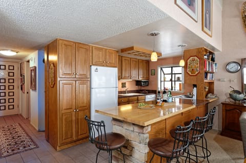 Standard Room, 3 Bedrooms | Private kitchen | Fridge, microwave, oven, stovetop