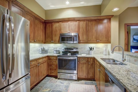 Condo, 2 Bedrooms | Private kitchen | Fridge, microwave, oven, stovetop