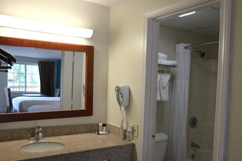 Standard Quadruple Room | Bathroom | Free toiletries, hair dryer