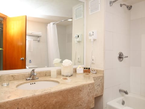 Habitacion Deluxe vistas a la ciudad o terraza | Bathroom | Combined shower/tub, free toiletries, hair dryer, bidet