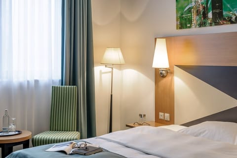 Standard Room, 2 Twin Beds | Hypo-allergenic bedding, minibar, in-room safe, desk