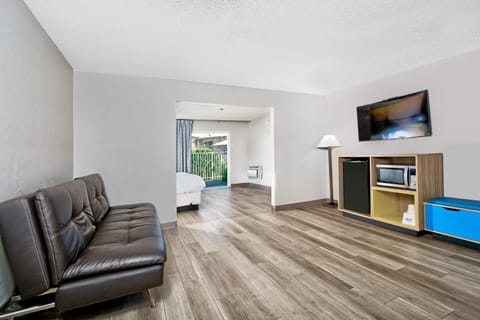 Studio Suite, 1 King Bed, Non Smoking | Down comforters, in-room safe, desk, laptop workspace