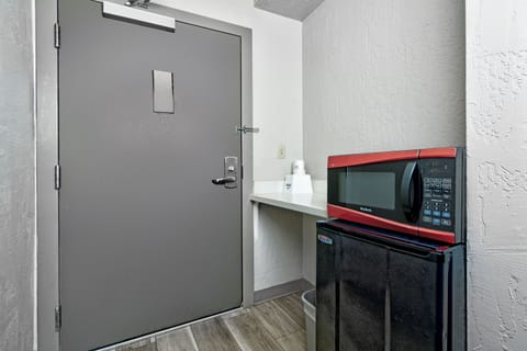 Business Suite, 1 King Bed, Accessible, Non Smoking (Mobility, Bathtub w/Grab Bars) | Down comforters, in-room safe, desk, laptop workspace