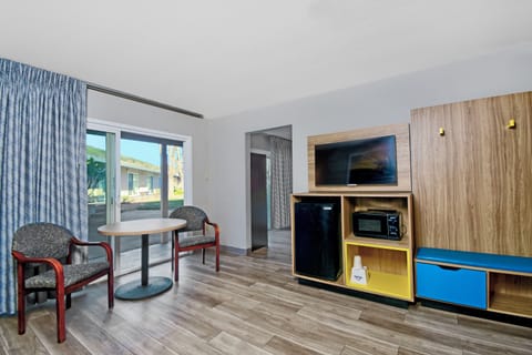 Deluxe Suite, 1 Bedroom, Accessible, Non Smoking (Mobility, Roll-In-Shower) | Down comforters, in-room safe, desk, laptop workspace