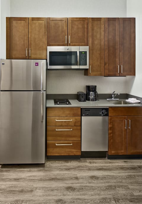 Full-size fridge, microwave, stovetop, dishwasher